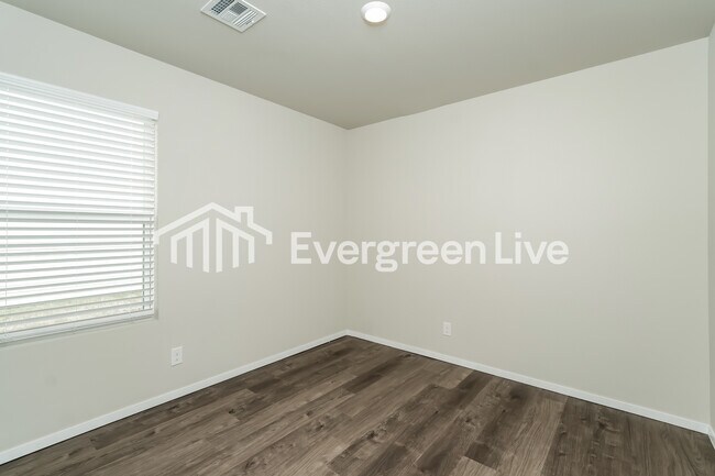 Building Photo - 1104 W Lawton Rd