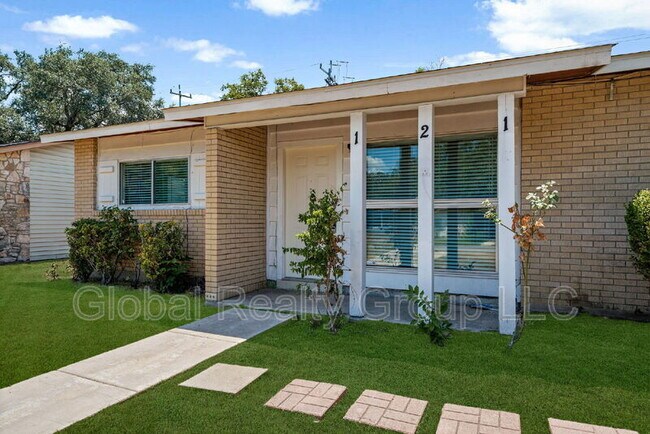 Building Photo - 121 Rosewood Dr