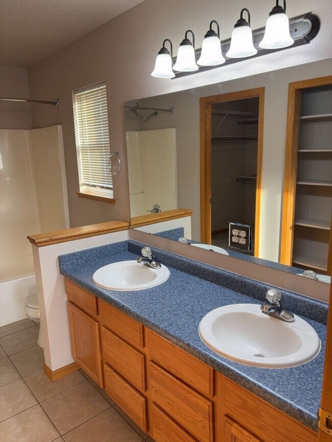 Building Photo - 3bd/3ba Johnstown Home with 2-Car Garage &...