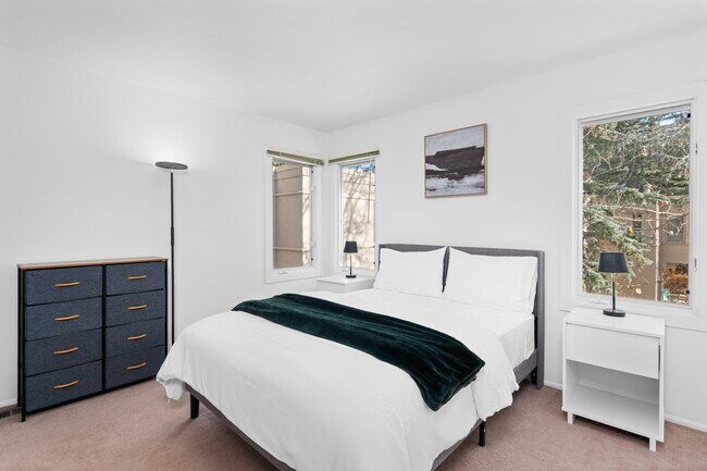 Building Photo - 814 W Bleeker St