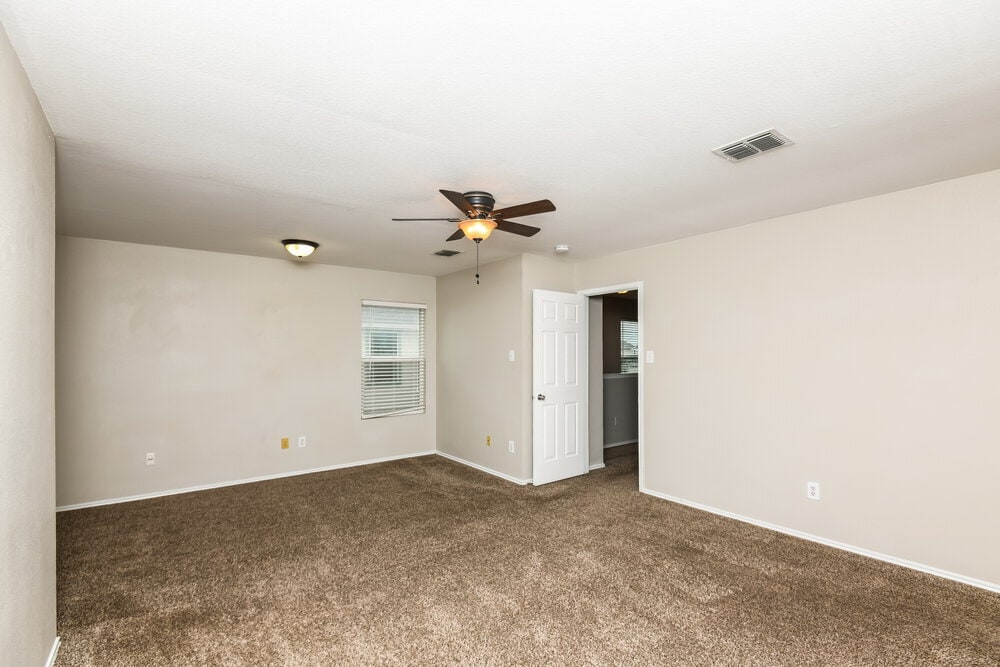 Building Photo - 205 Cres Ridge Dr