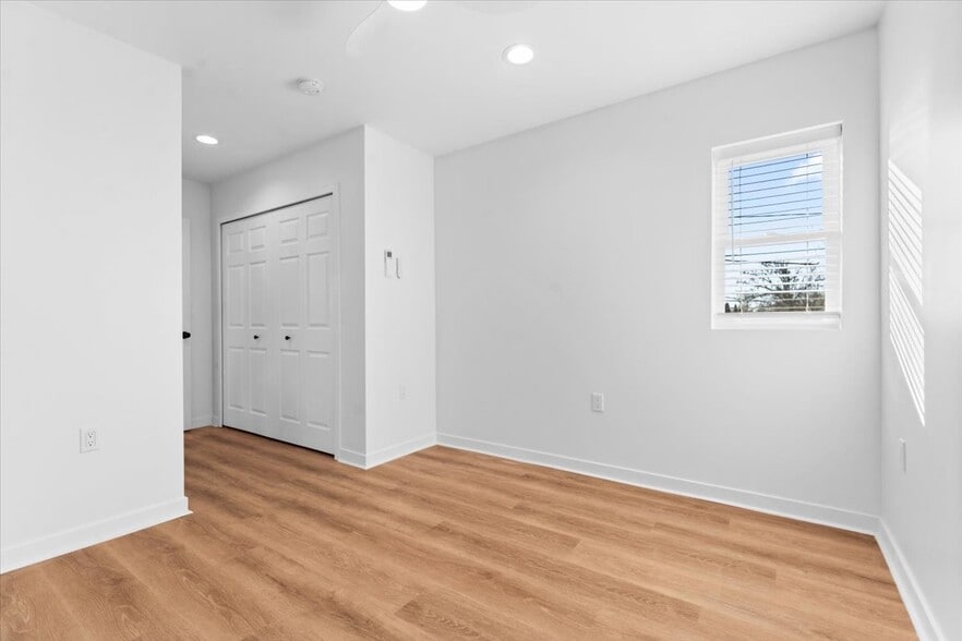 Building Photo - 1440 Lakepointe St