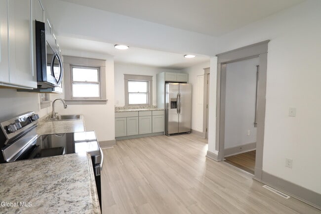 Building Photo - 442 Plymouth Ave