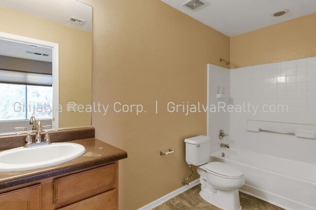 Building Photo - Beautiful 3 Bedroom 3 Bath House in Drexel...