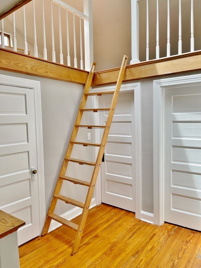 Building Photo - Beautifully updated single family home in ...