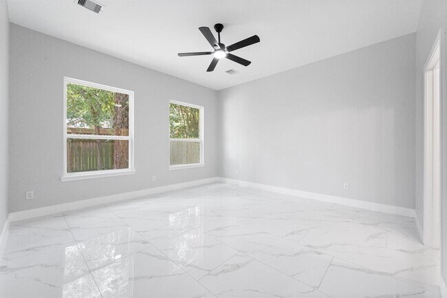 Building Photo - 327 Paradise Ln