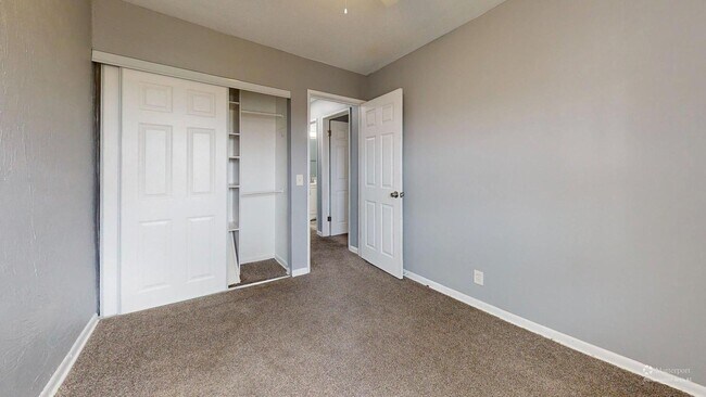 Building Photo - Elyria - updated 2 bedroom/1 bath townhouse.
