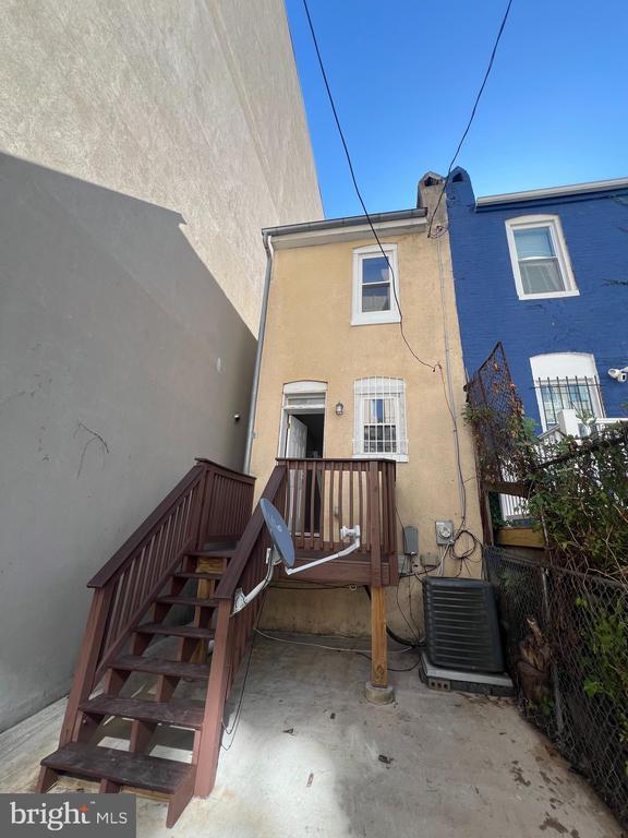 Building Photo - 834 N Washington St