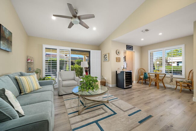 Building Photo - 255 Vía Rengo