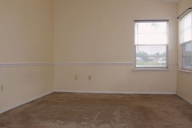 Building Photo - 3036 Dellcrest Pl