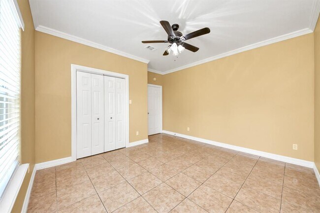 Building Photo - 11643 Antoine Dr