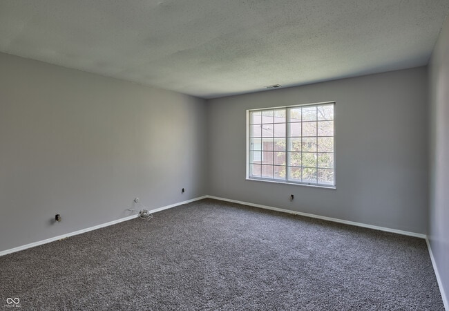 Building Photo - 922 Hoover Village Dr