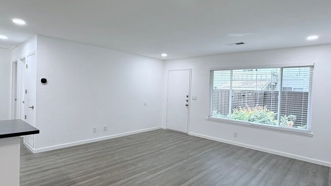 Building Photo - NEWLY RENOVATED---- 2BD/1BA, End Unit TH in Twin Creeks Garden, San Ramon- Available Now!