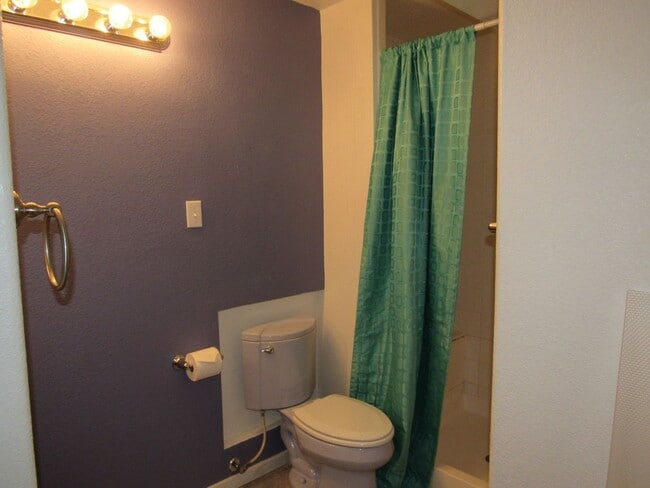 Building Photo - Bright and well maintained 4 bed, 3 bath h...