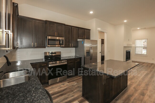 Building Photo - 12 Celtic Dr