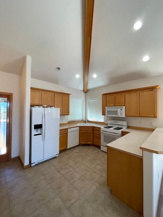 Building Photo - Spacious 3-Bed Home with Private Baths