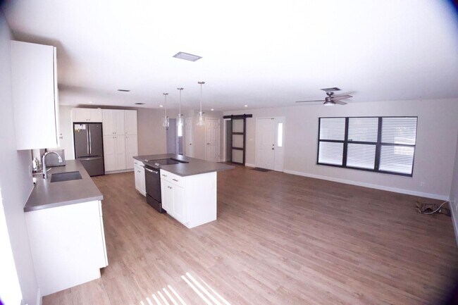 Building Photo - 700 N Perry Ave