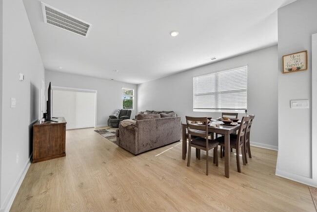 Building Photo - 2049 Holmesburg Private Cir