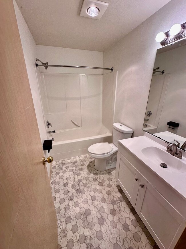 Building Photo - 3bed/2.5 bath home available NOW! Pet frie...