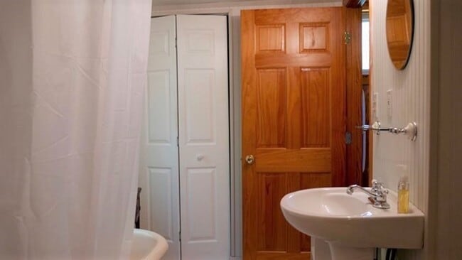 Building Photo - Fully Furnished 2 Bedroom Cottage in North...