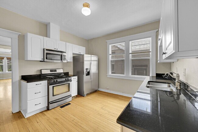 Building Photo - $3,400.00, 4 bed, 3 bed, located in Denver...