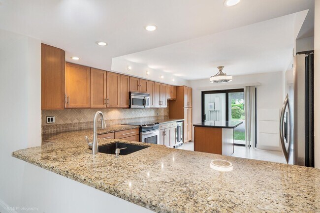 Building Photo - 525 Bayfront Dr