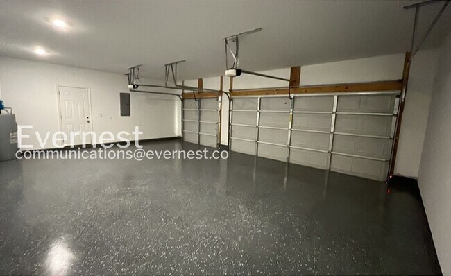 Building Photo - 5 Bed/5 Bath Home with 3 Car Garage / Pet-Friendly / Available Now!