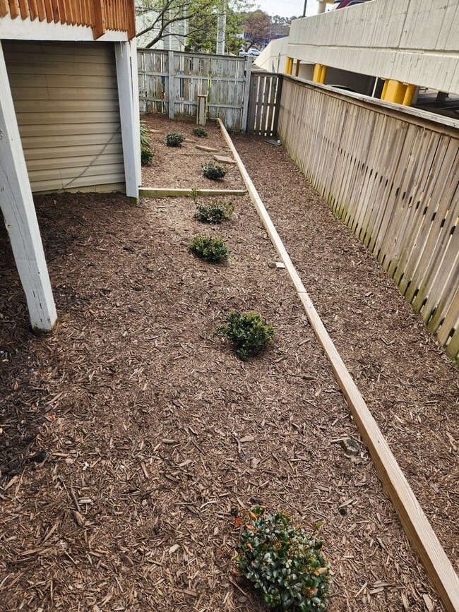 Building Photo - THE LANDINGS CONDO