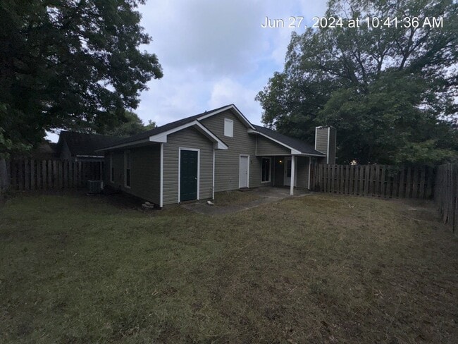 Building Photo - 501 Hollyberry Ln