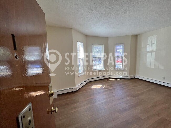 Building Photo - bedroom in Boston MA 02130