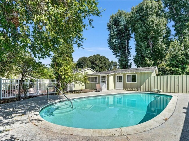 Building Photo - Welcome to this charming 3-bedroom, 2-bath...