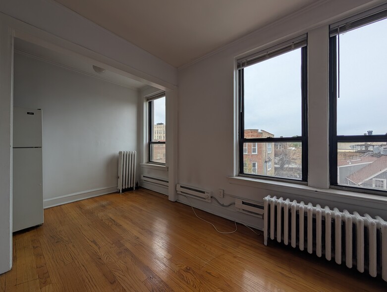Building Photo - 3346 N Marshfield Ave