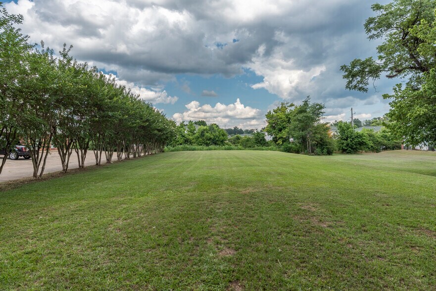 Private Green Space for Residents & Pets - 1255 Louisville St