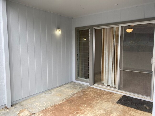 Building Photo - Kaneohe Townhouse Available Now!