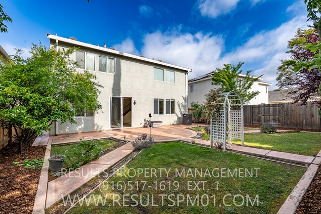 Building Photo - Spacious Lincoln 4 Bedroom 2.5 Bath w Club...