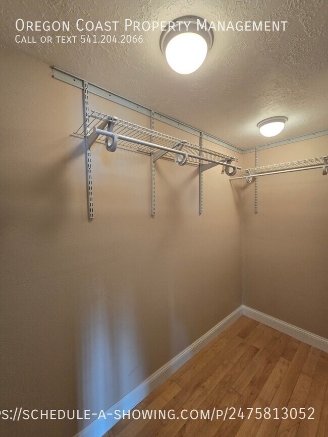 Building Photo - Ocean Views 1bed/1bath Upstairs Unit