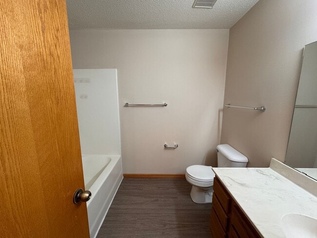 Building Photo - Fully Updated 2 Bed, 1 Bath End-Unit Townhome