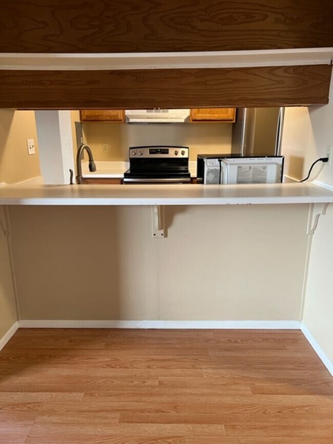 Building Photo - Two bedroom Condo on Westside!! 1 MONTH FREE