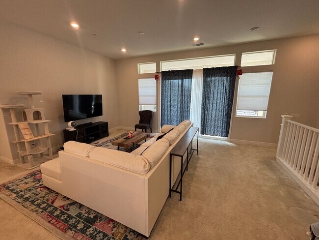 Building Photo - Beautiful 3-Bedroom Home with Solar in Valencia!