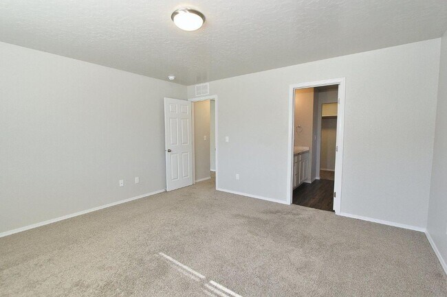 Building Photo - Immaculate Single-Level Home in Quiet Neighborhood
