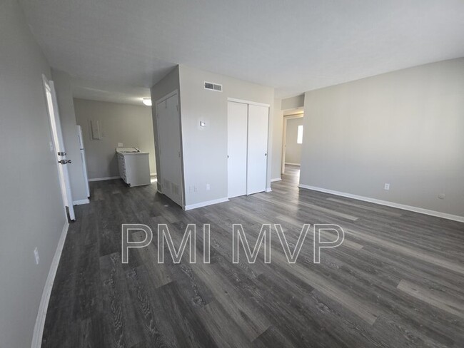 Building Photo - 834 Whitethorne Ave