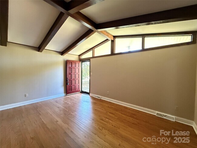 Building Photo - 925 Perth Rd