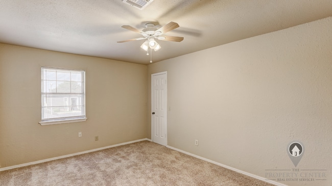 Building Photo - 4 Bedroom,2.5 Bath and 2 Car Garage Duplex with Fireplace and Prime Location Near Lake Hefner
