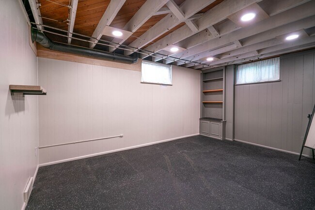 Building Photo - Charming 4 Bed, 2/5 Bath East Bench House