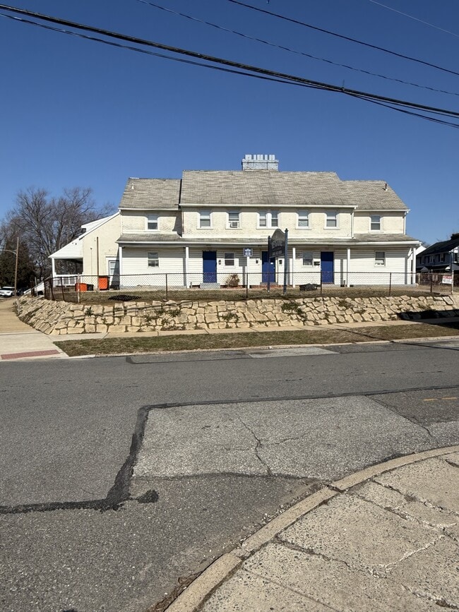 Building Photo - 1104 Pine St