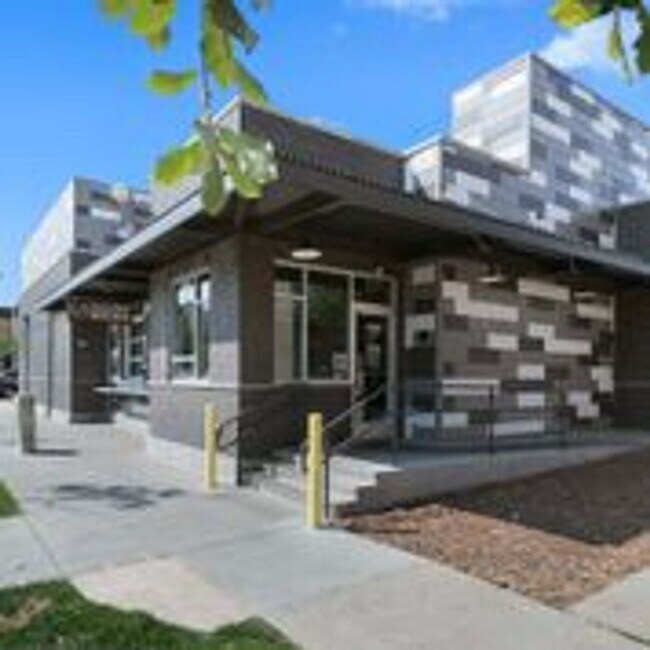 Building Photo - Central Park HOUSE for rent! 2 BLOCKS TO STANLEY MARKETPLACE