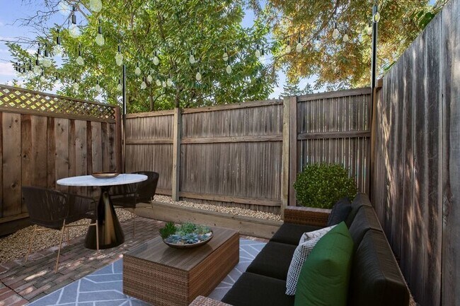 Building Photo - 332 Waverley St