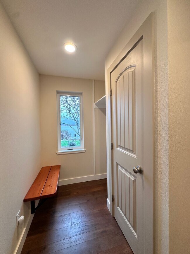 Building Photo - Charming 2-bedroom, 1-bathroom home