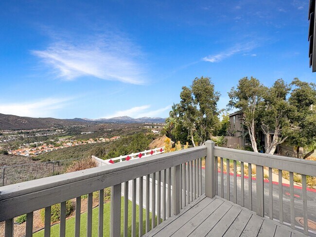 Building Photo - Beautiful 4B/3BA house w/ large backyard i...