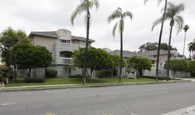 Primary Photo - Park Promenade Apartments